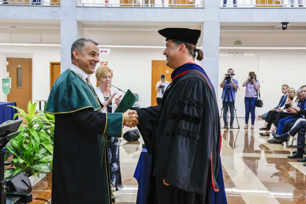 Dr. Sárváry receiving his honorary professorship from MATE Rector Dr. Gyuricza at the university opening ceremony on September 8th, 2025.